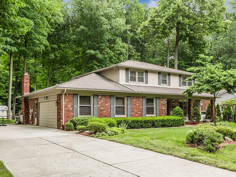48124 Liberty Dr — Photo 2