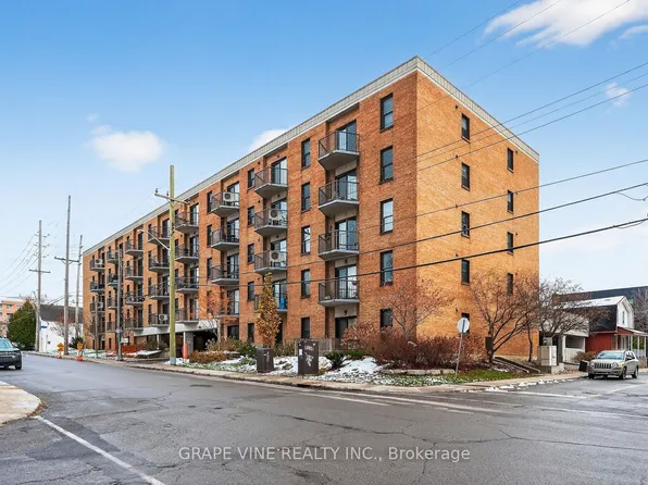 50 Burnside Ave #102, Ottawa, ON K1Y 2M2