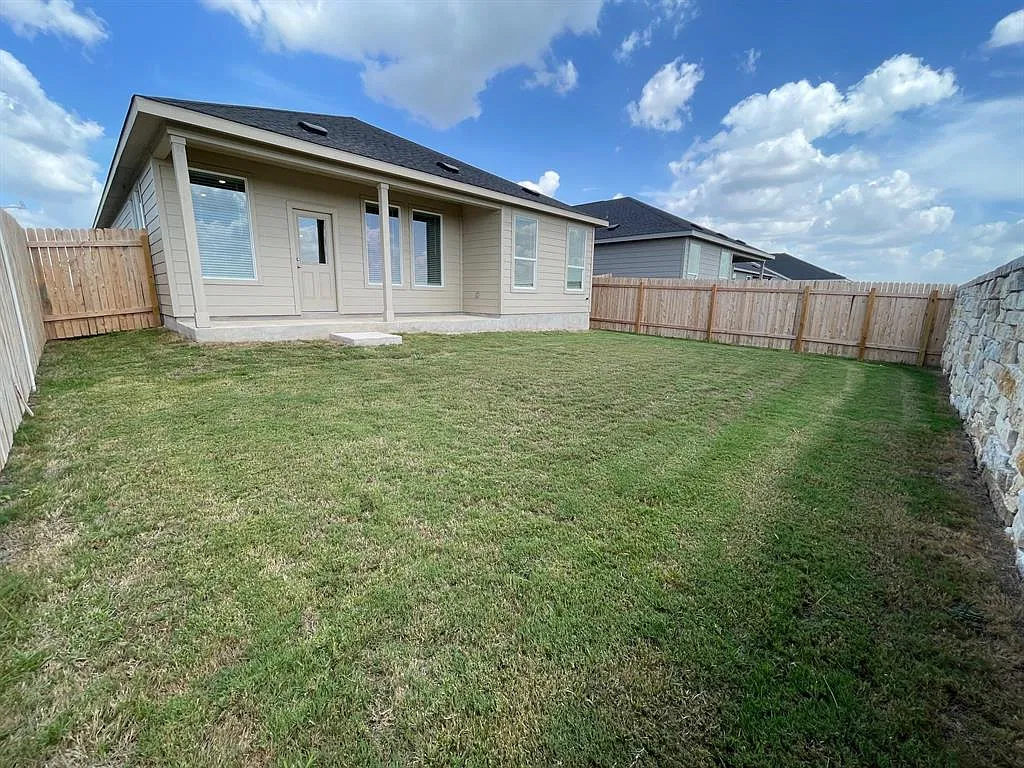 4 bed, 3.0 bath, 2024 sqft, $2,299 — Photo 2