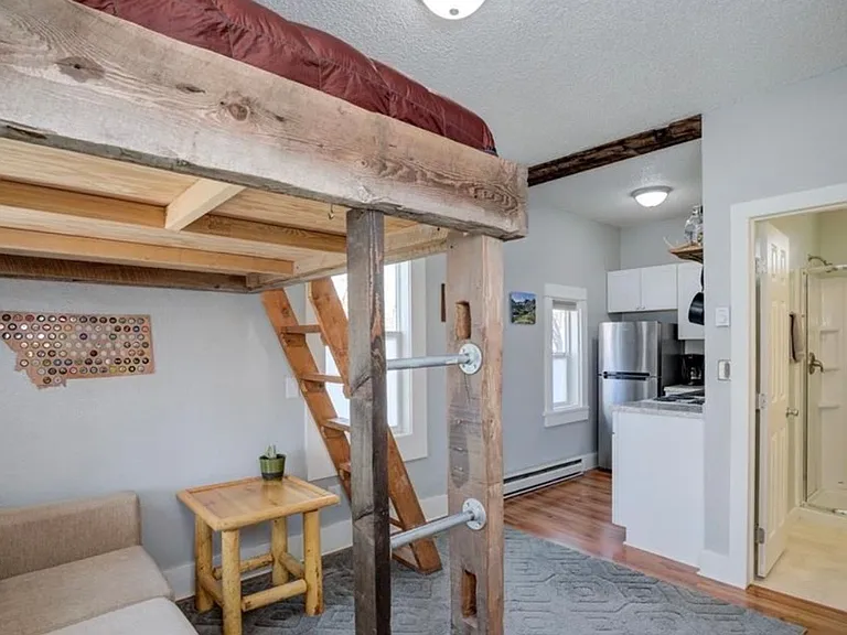 620 E Davis St — Photo 3