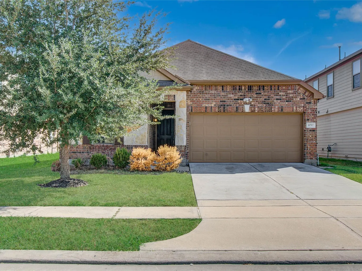 4 bed, 2.0 bath, 1985 sqft, $2,500 — Photo 2