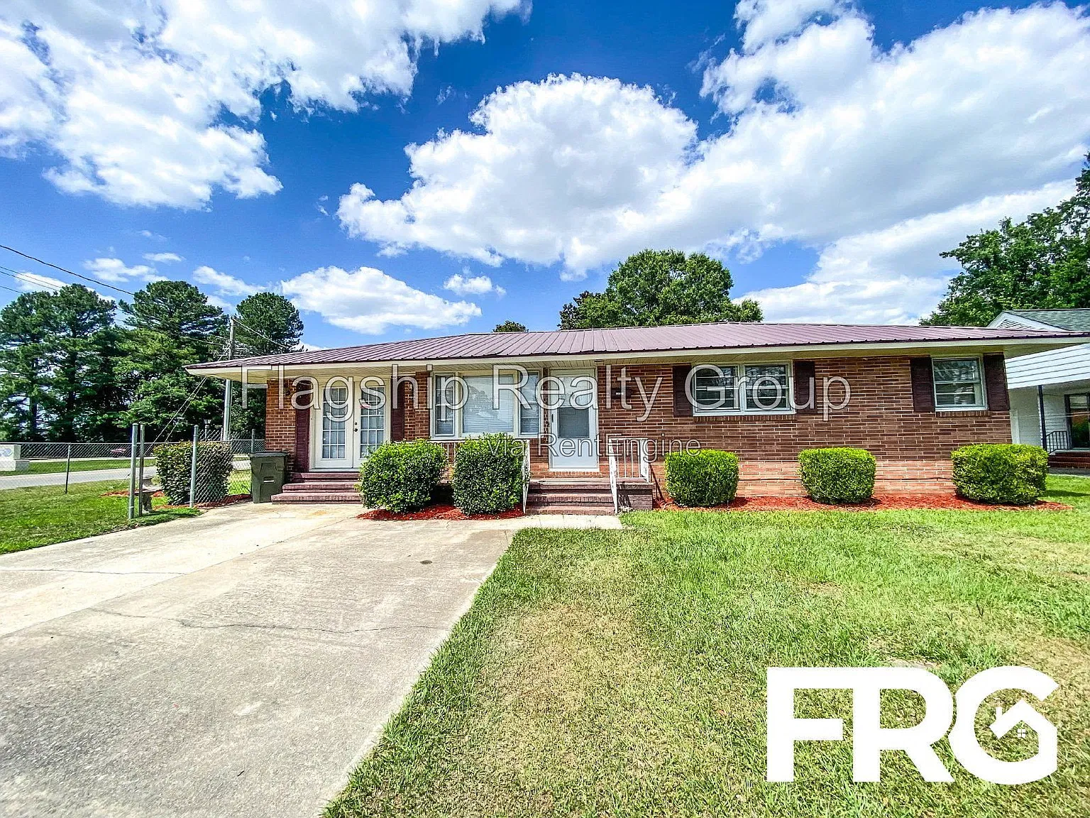 3 bed, 2.0 bath, 979 sqft, $1,330 — Photo 1