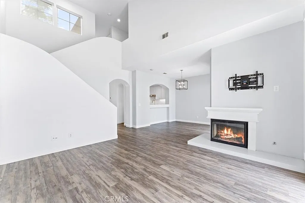 3 bed, 2.5 bath, 1567 sqft, $4,600 — Photo 4