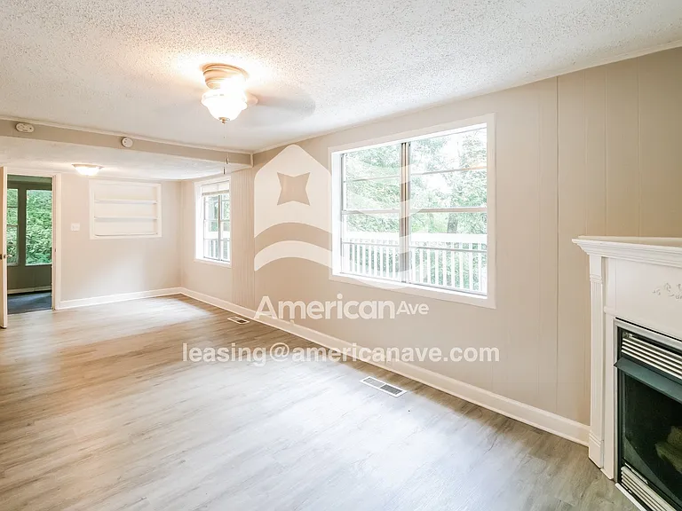 492593_004_living_room_3.jpg