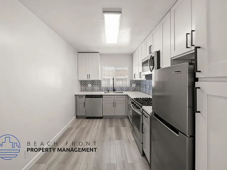 254 S Normandie Ave — Photo 2