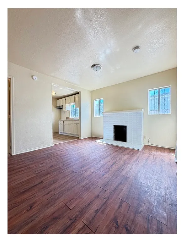 Building Photo - 912 W 79th St