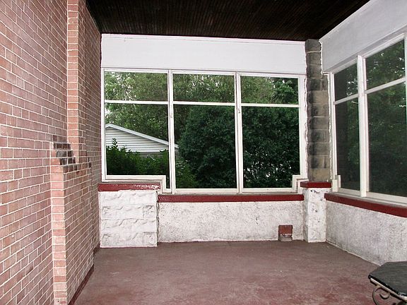 3rd image of 213 E Pembroke St