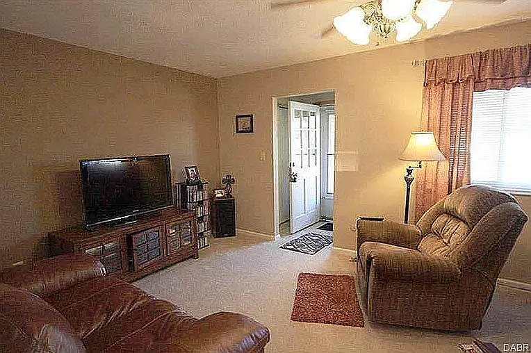 105 Catalpa Dr — Photo 2