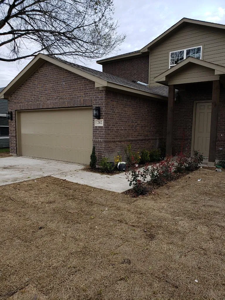 4 bed, 2.5 bath, 2461 sqft, $2,500 — Photo 1