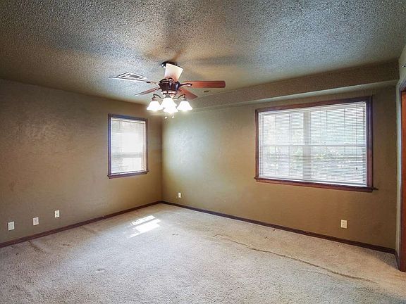 3rd image of 811 E Tyler Ave