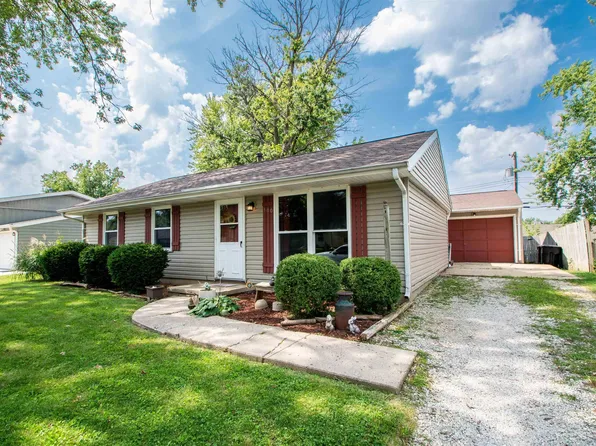300 Lynnhaven Dr, Washington, IL 61571