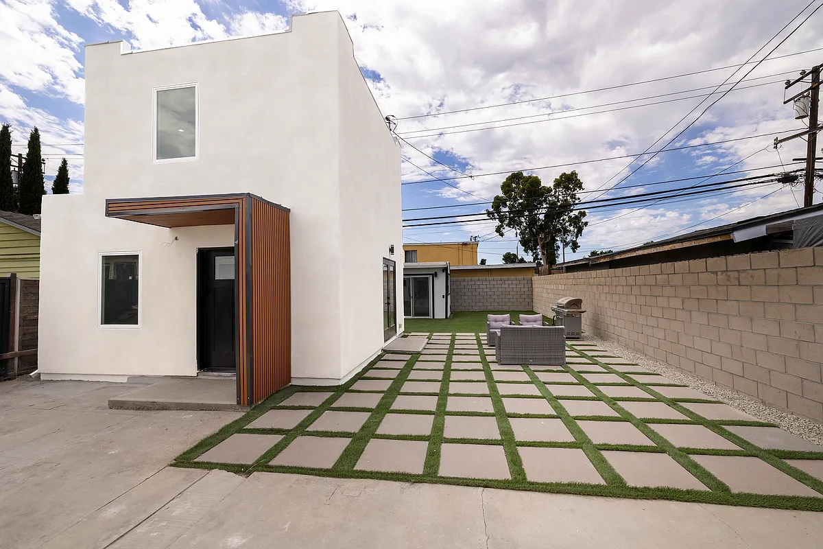Building Photo - 5447 Lime Ave #A