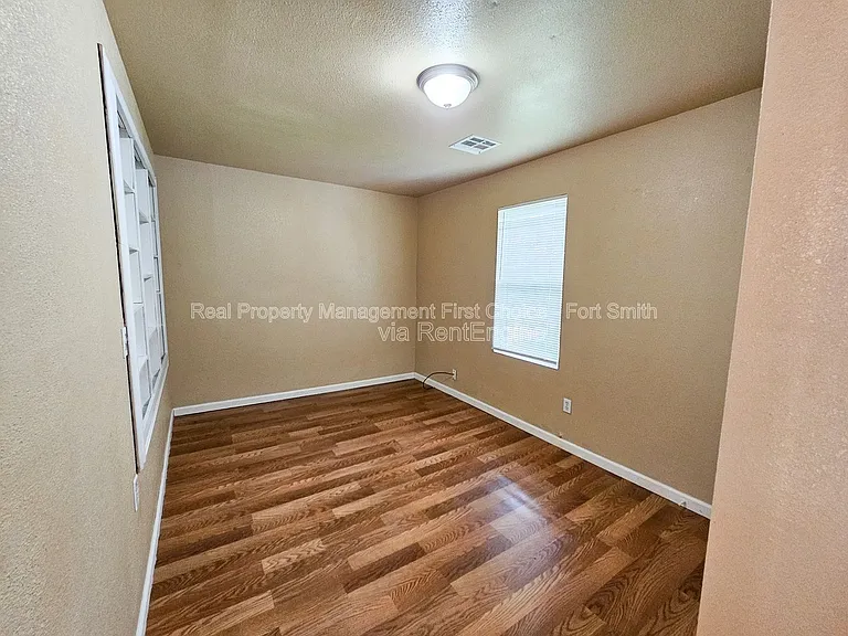 1008 S 23rd St — Photo 17
