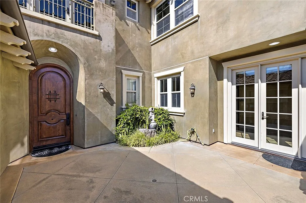 5 bed, 5.5 bath, 3761 sqft, $8,900 — Photo 2