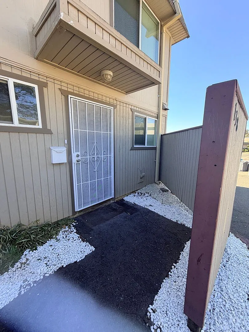 Beautiful 2X1.5 Townhome with a Detached Garage — Photo 4