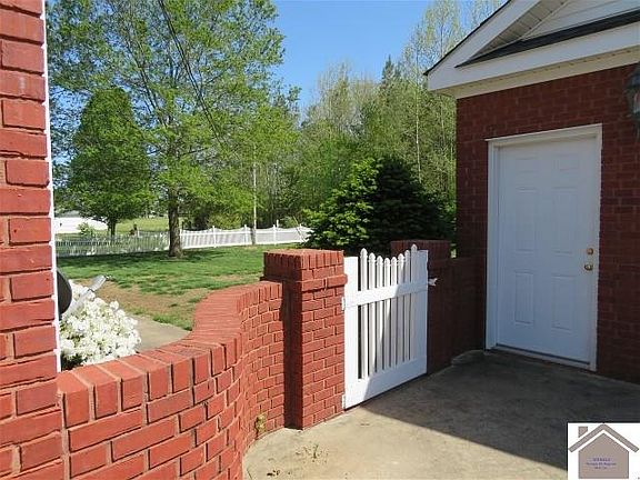 2nd image of 121 Edinborough Dr W