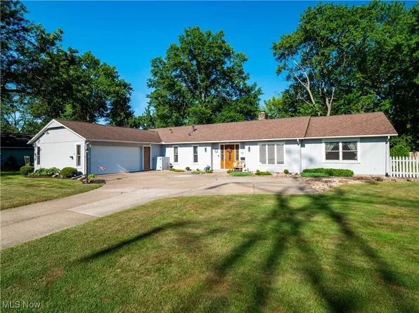 530 Crossbrook Dr, Berea, OH 44017