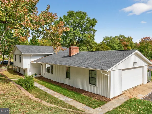 2 Pawnee Dr, Fredericksburg, VA 22401