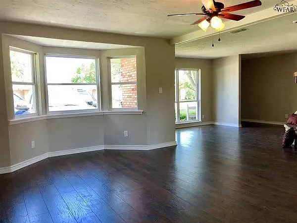 4604 Stanford Ave — Photo 4