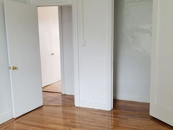 4th image of 3215 Bainbridge Ave APT 4B