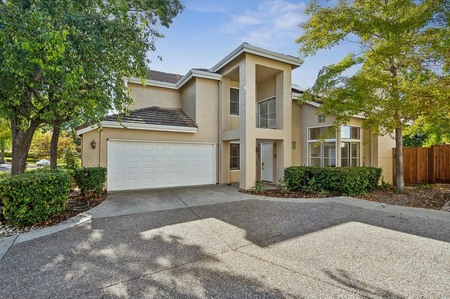 6201 Lakeview Cir photo 1