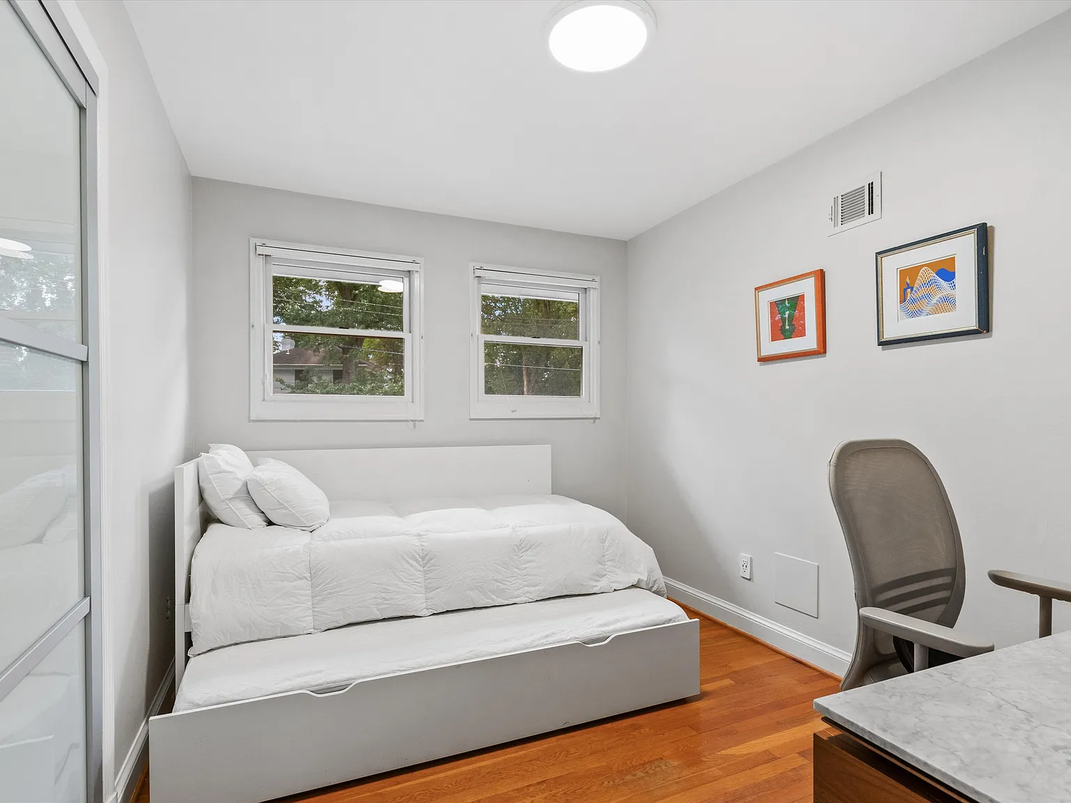 4 bed, 2600 sqft, $9,600 — Photo 2
