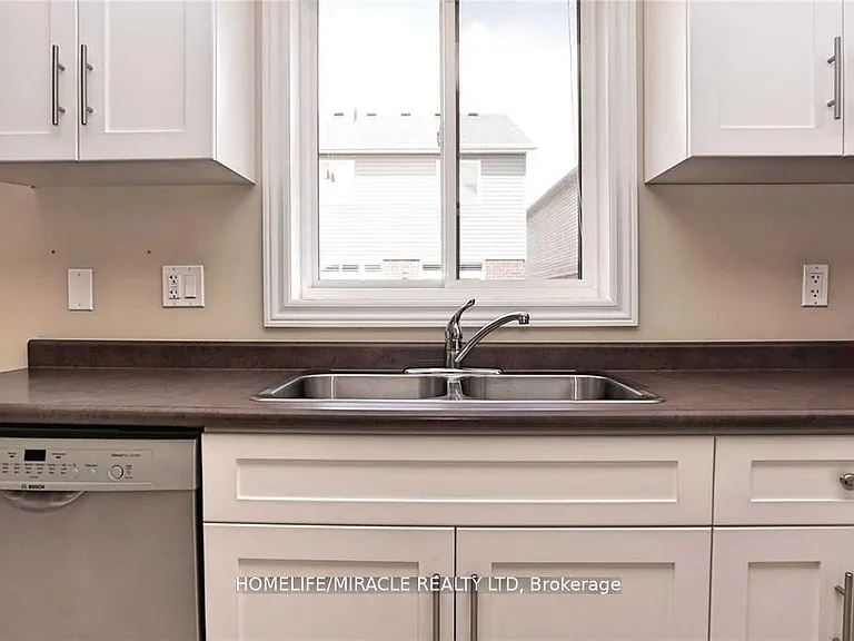 11 Sandybay Ave — Photo 9