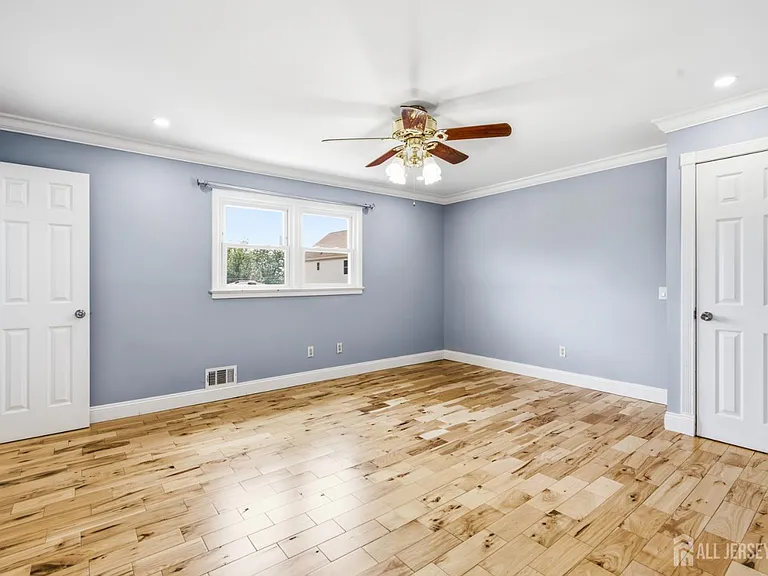 264 E George Pl — Photo 10