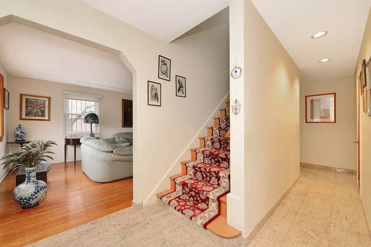 6 bed, 2.0 bath, $6,000 — Photo 2