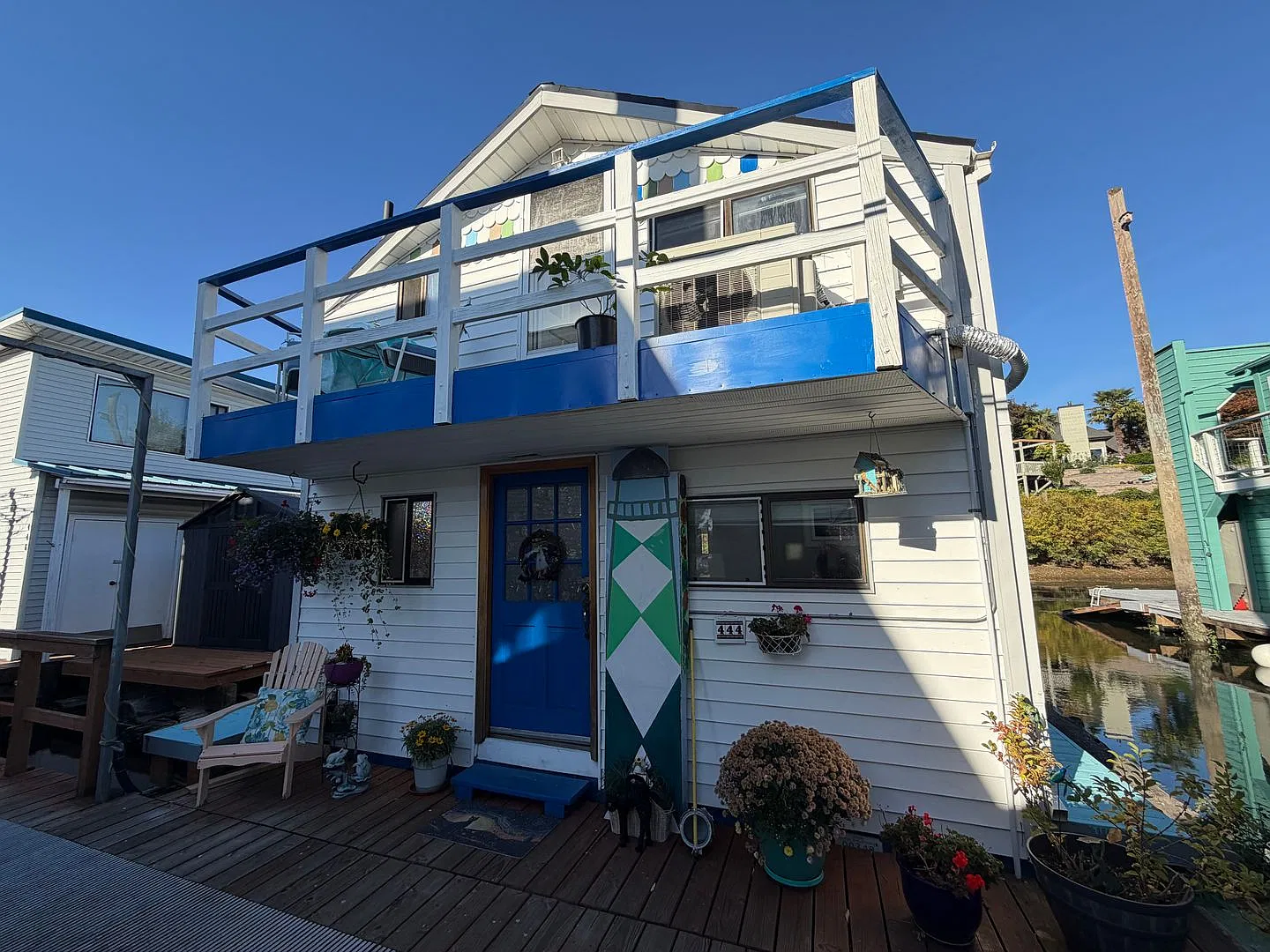 Charming Hayden Island Floating Home - Live on the River! — Photo 1