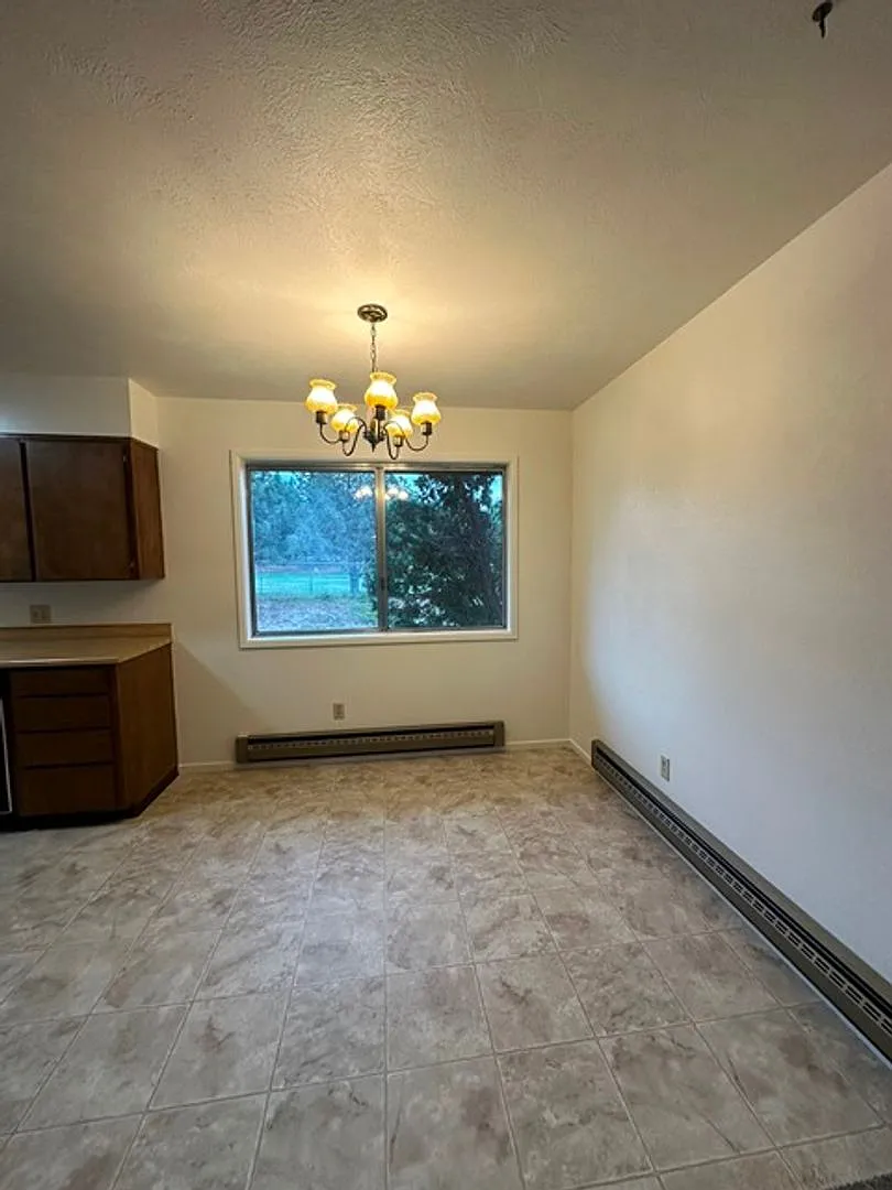 Upstairs 2 bedroom in a 4-Plex — Photo 4