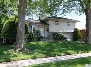 14 Spector Ln, Plainview, NY 11803