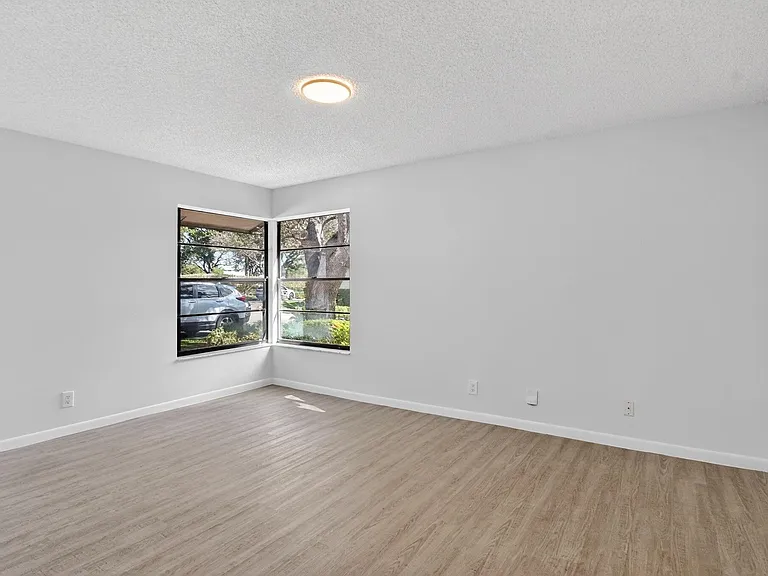 661 Hollows Cir — Photo 32
