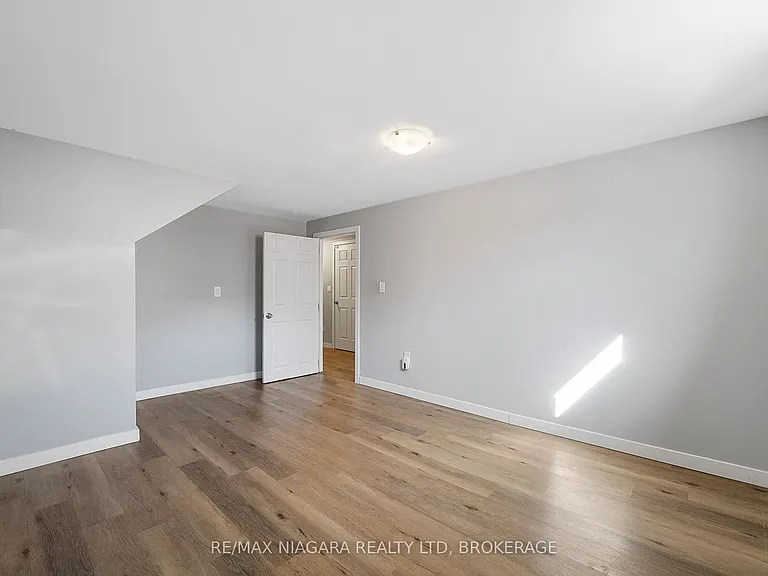 34 Saint George St #BASEMENT — Photo 11