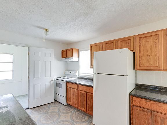 4th image of 212 E D Ave