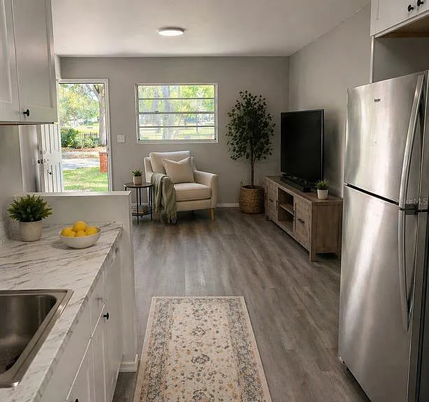 190 W Ventris Ave — Photo 3