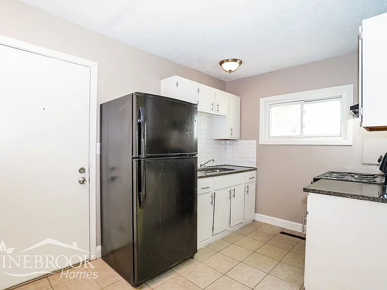 1747 Brentnell Ave — Photo 6