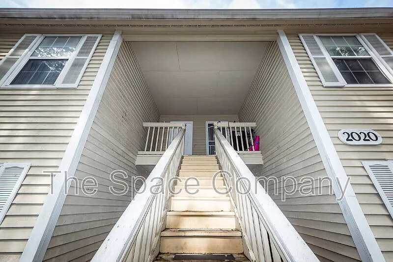 2 bed, 2.0 bath, 921 sqft, $1,650 — Photo 2