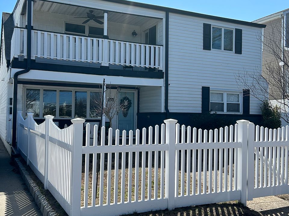 Beautiful fenced front yard