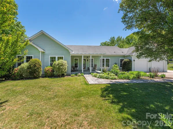 16 Chinaberry Ct, Waynesville, NC 28785