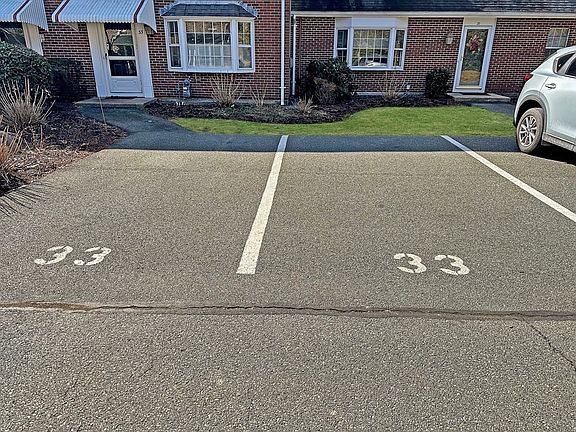 4th image of 33 Claire Dr Unit 33