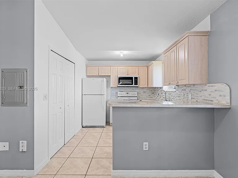 1261 SE 27th St #201 — Photo 14