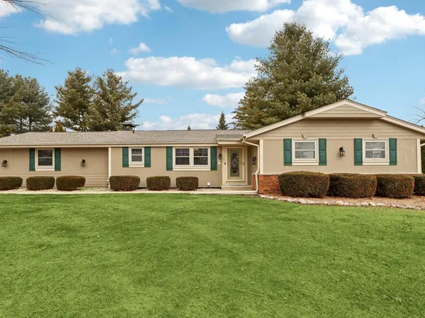 712 Lake Bluff DRIVE, Oconomowoc, WI 53066