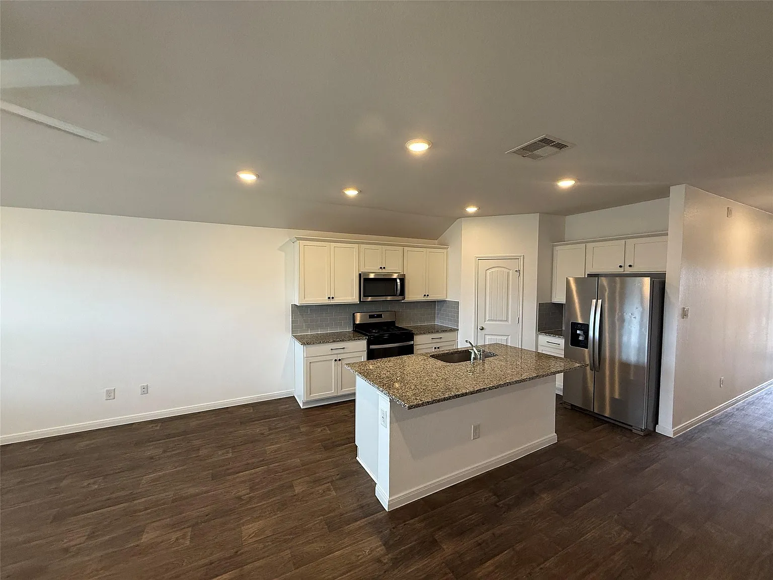 4 bed, 2.0 bath, 1680 sqft, $2,000 — Photo 2