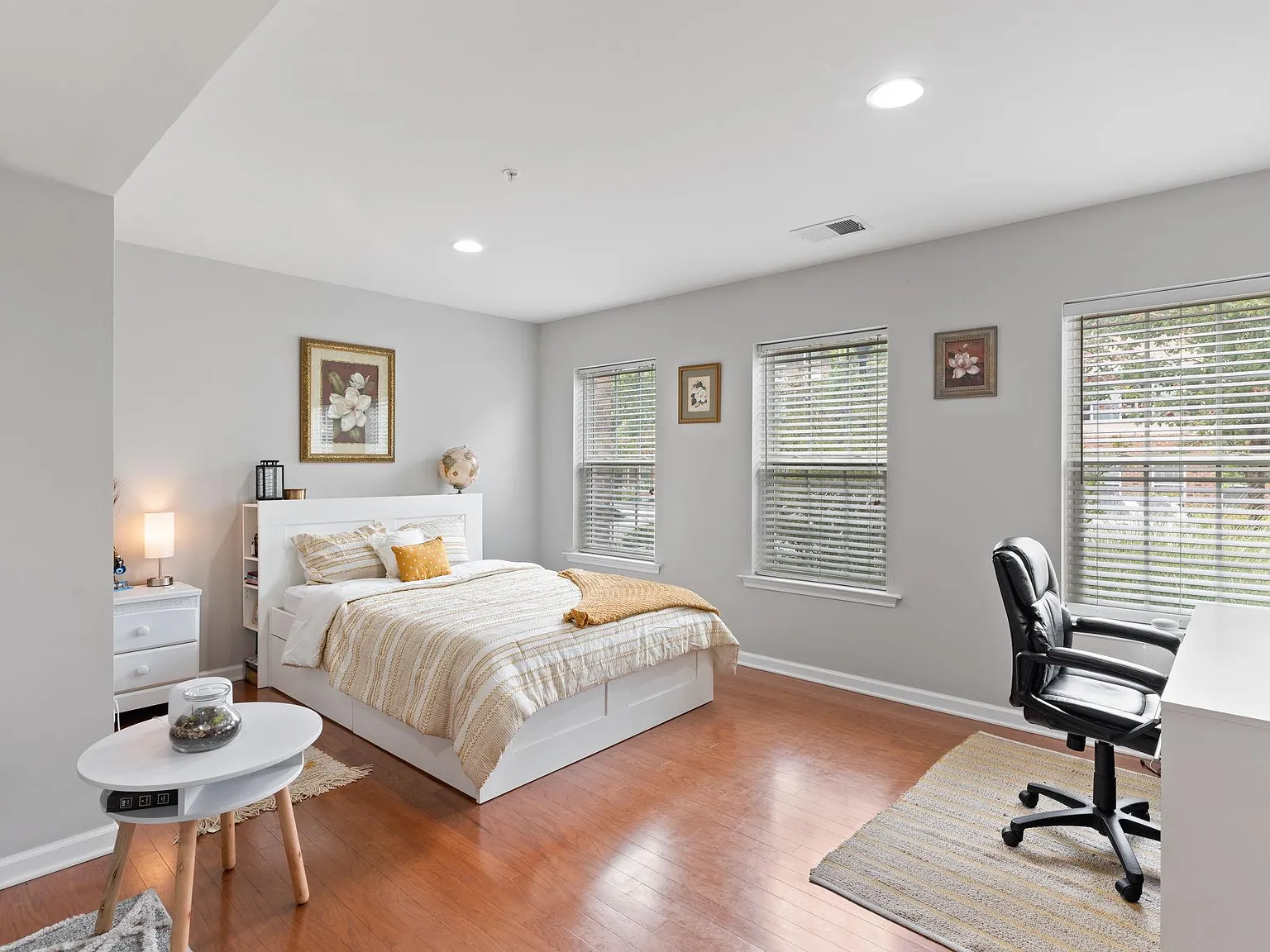 4 bed, 3.5 bath, 2892 sqft, $3,200 — Photo 2