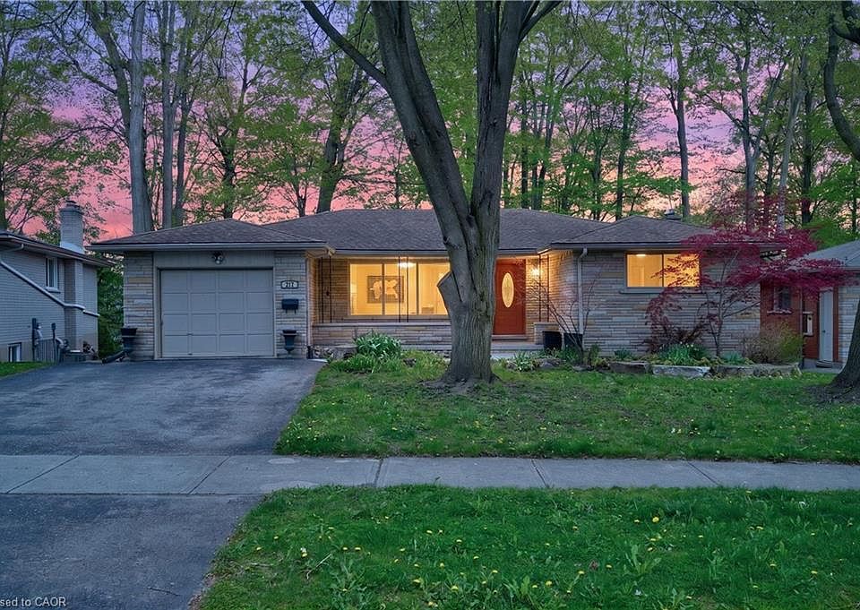 1st image of 217 Pinegrove Cres