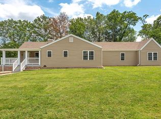 8 Cedar Ln, Saint Louis, MO