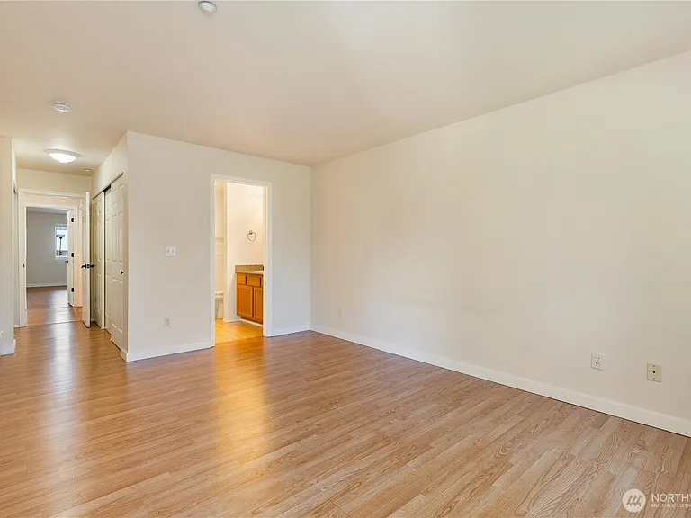 12406 SE 31st St #202 — Photo 8