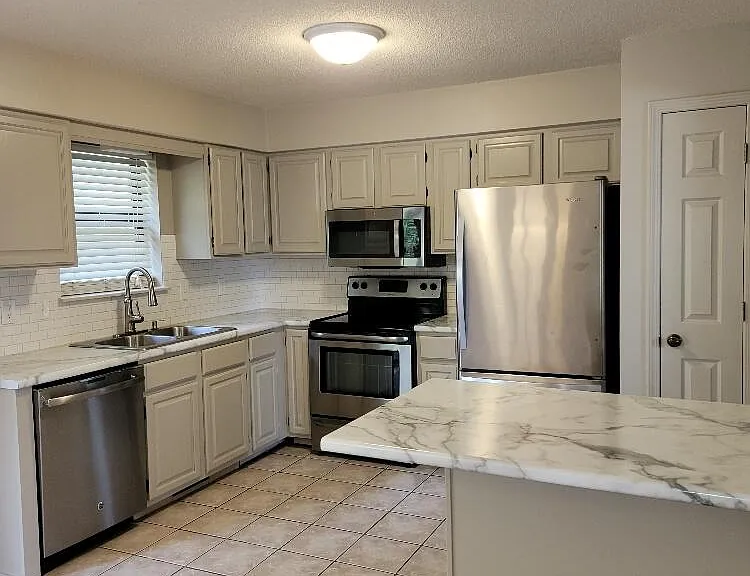 3905 Athens Ct — Photo 3