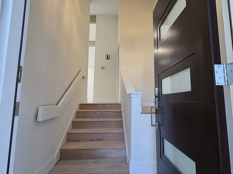 18654 NE 55th Way — Photo 2